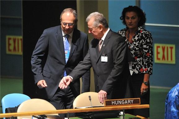 New York, 2011. szeptember 19. Schmitt Pál köztársasági elnök és Szócska Miklós egészségügyért felelős államtitkár megérkezik az ENSZ nem fertőző betegségekkel foglalkozó csúcstalálkozóra. MTI Fotó: Kovács Tamás
